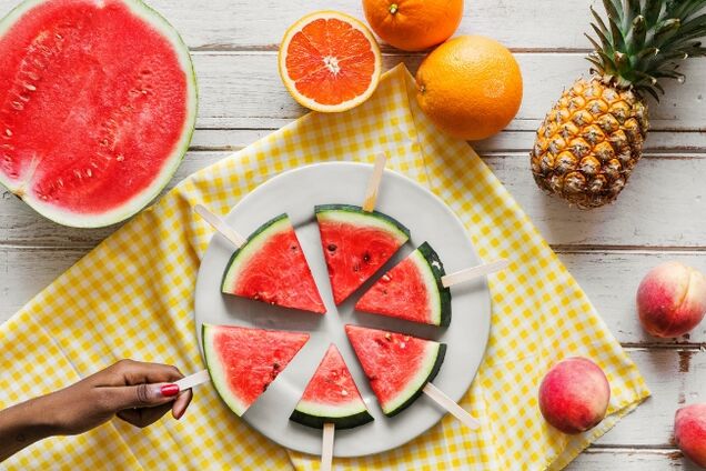 Tranches de pastèque et fruits